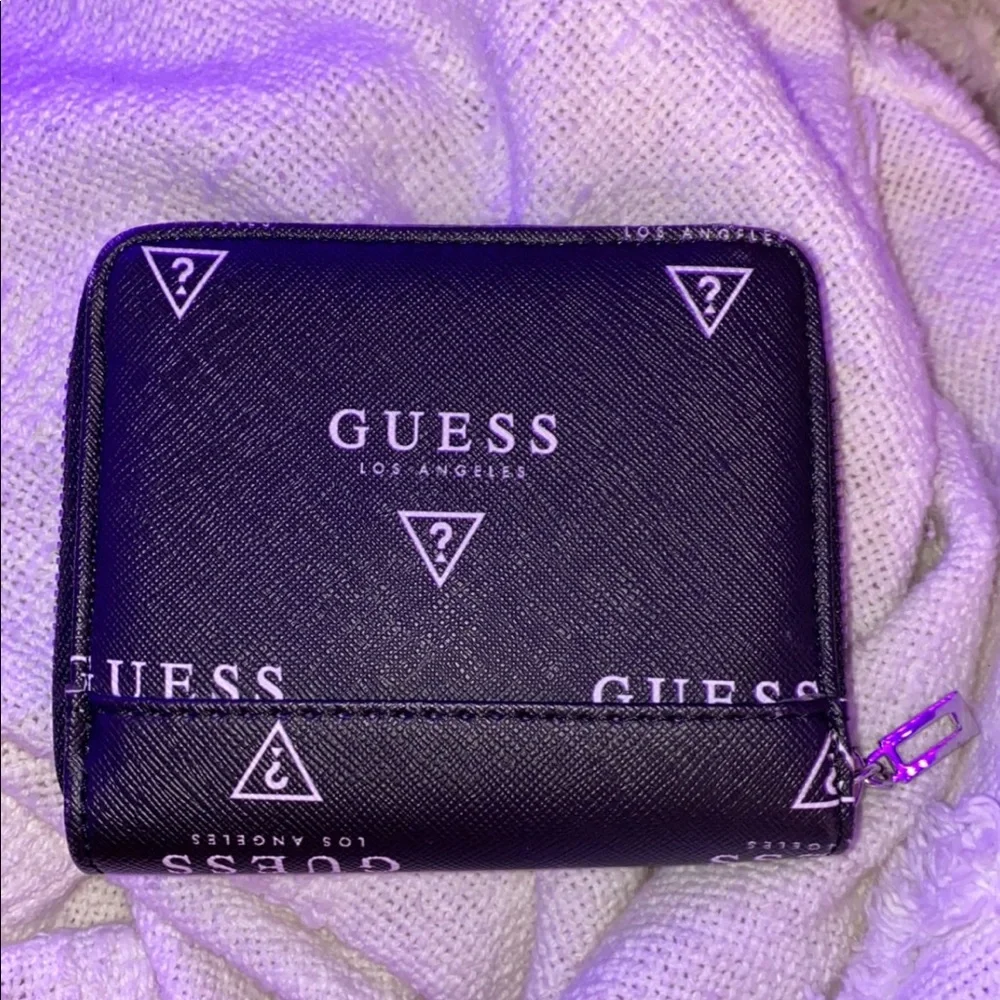 GUESS wallet - Picture 2 of 5